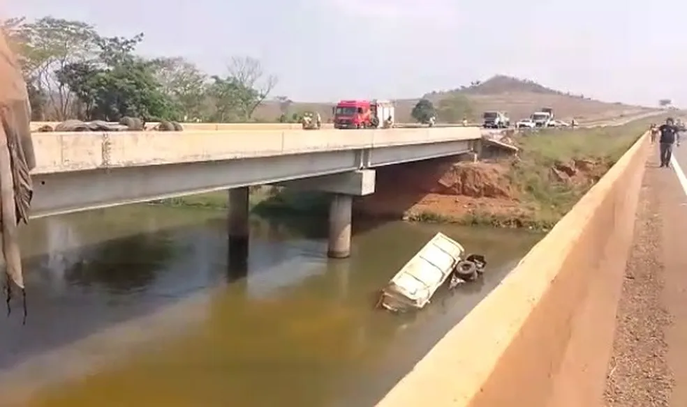 Jaciara | Carga de milho cai em rio após batida entre dois caminhões