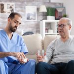 Você sabe a diferença entre homecare e uma empresa de cuidadores de idosos? 8