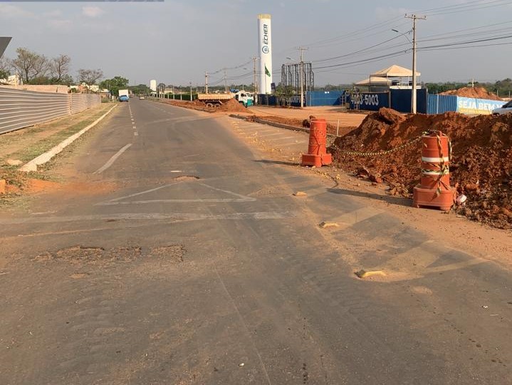 Rondonópolis | Obra de drenagem interdita trecho da via de acesso ao condomínio Terra Nova