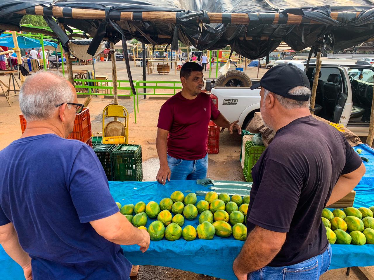Prefeito vistoria obras da feira livre e conversa com pequenos produtores
