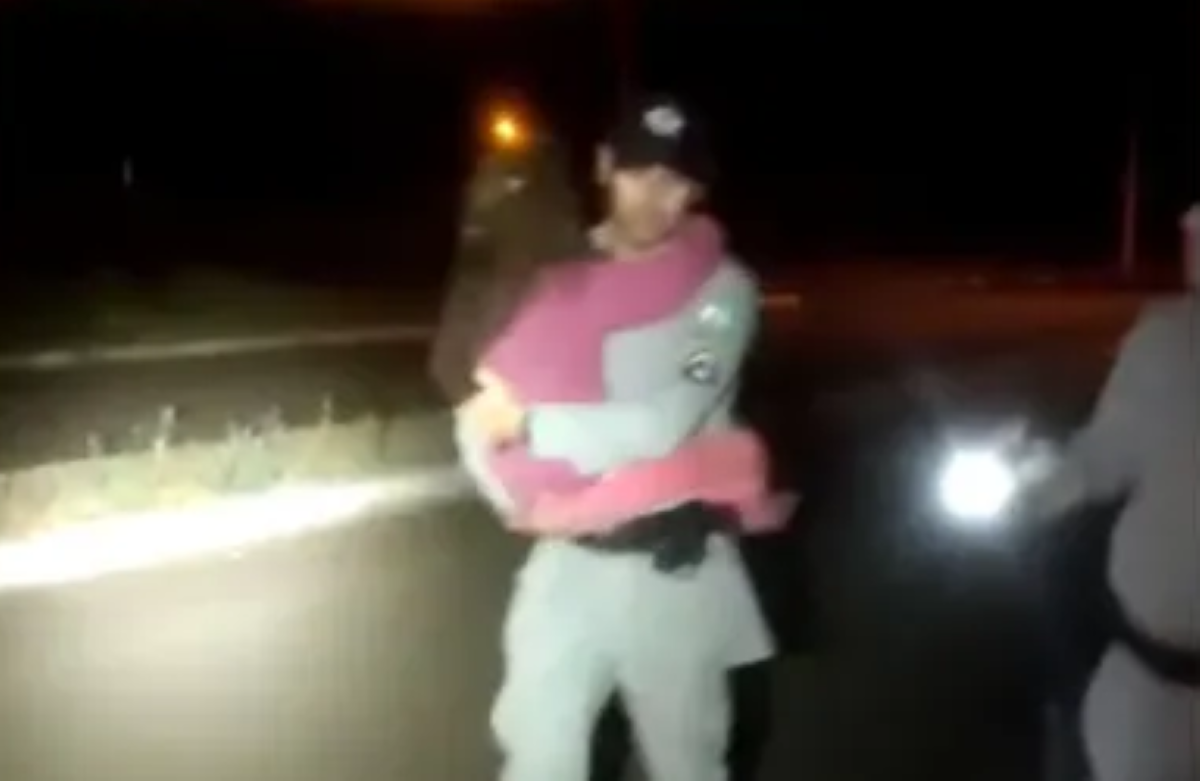 Criança é encontrada sozinha em mata após ser sequestrada por padrasto e ele morrer em acidente de moto