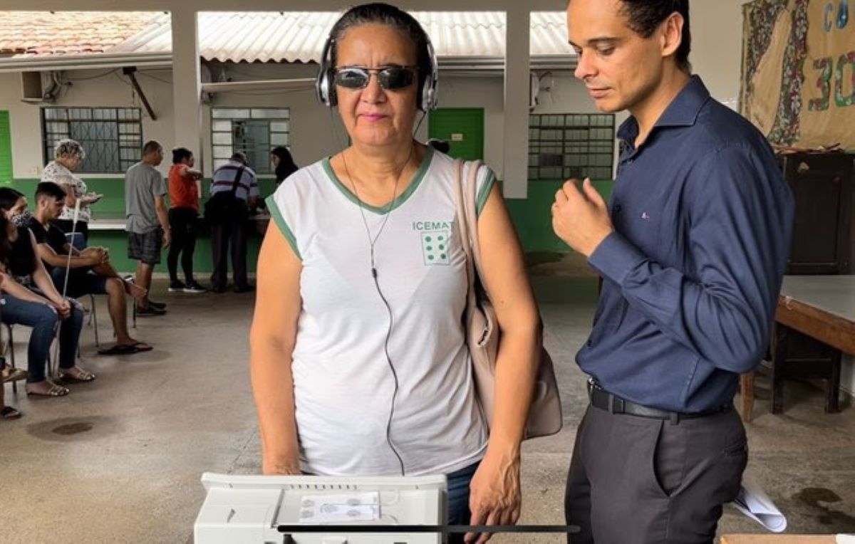 TRE-MT realiza palestra e treinamento sobre urnas eletrônicas para comunidade cega