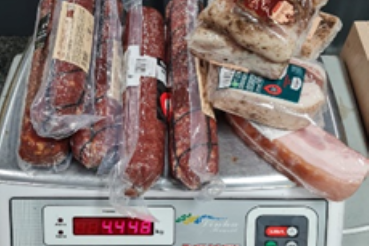 Apreensão de carne suína em aeroporto do RJ acende alerta contra Peste Suína Africana