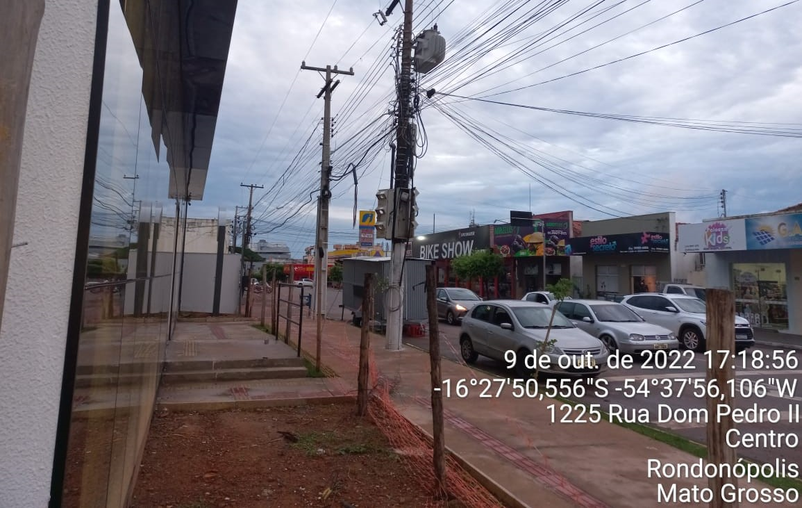 Caminhão derruba semáforo no centro e Setrat pede atenção de condutores