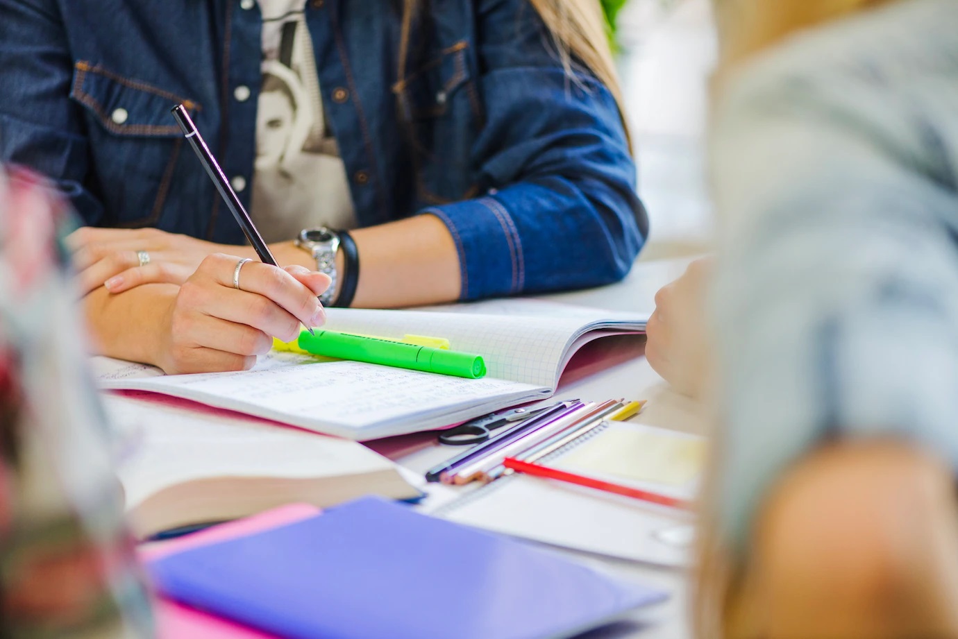 Senac-MT inicia a semana com 220 vagas abertas em cursos gratuitos de idiomas, saúde, beleza e estética