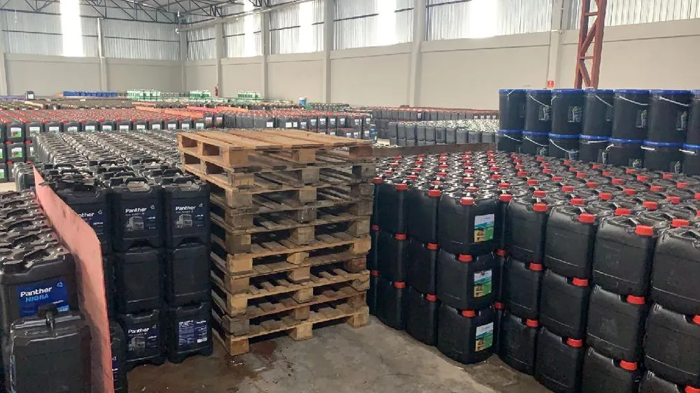 Polícia apreende mais de 63 mil litros de óleo lubrificante clandestino em Cuiabá