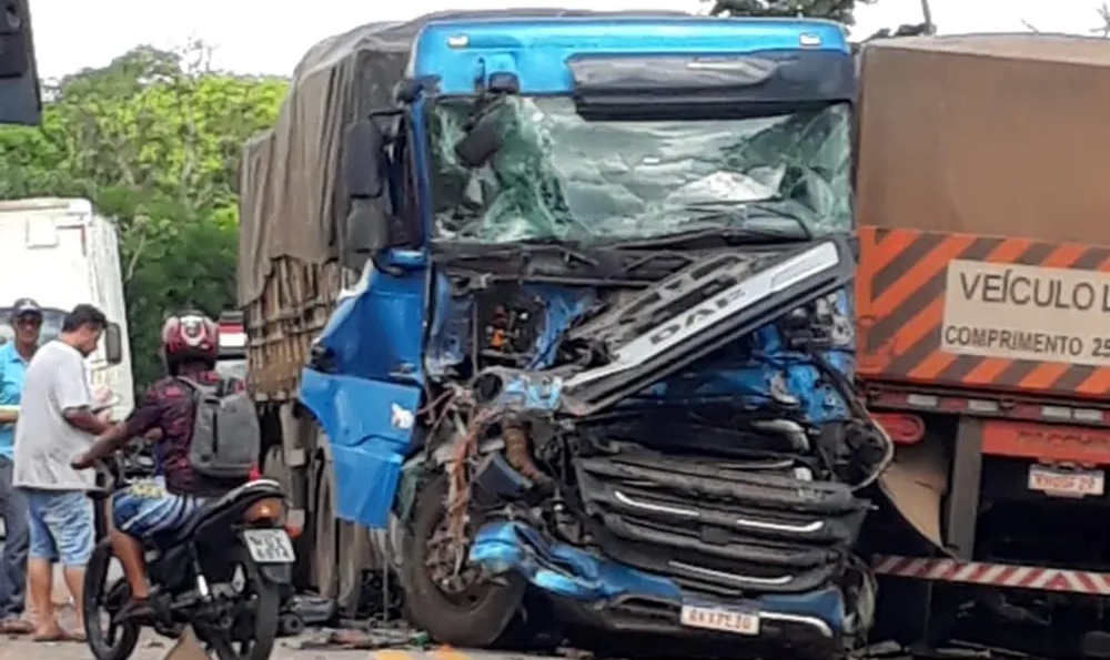 Acidente entre quatro carretas e um veículo deixa sete pessoas feridas na BR-070 em Cuiabá