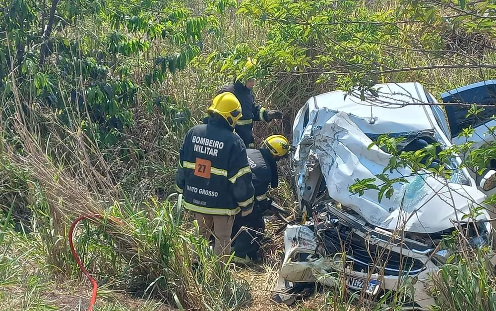 Carro bate na traseira de carreta na BR-174 e duas pessoas morrem