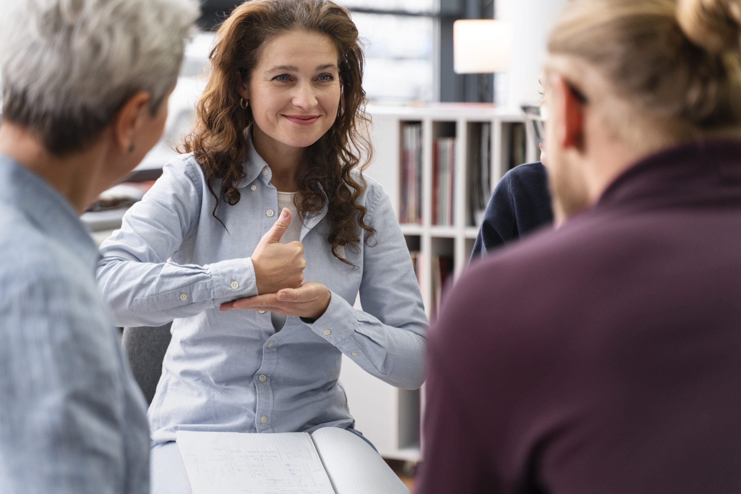 Curso capacita profissionais para comunicação efetiva com pessoa com deficiência auditiva e surda