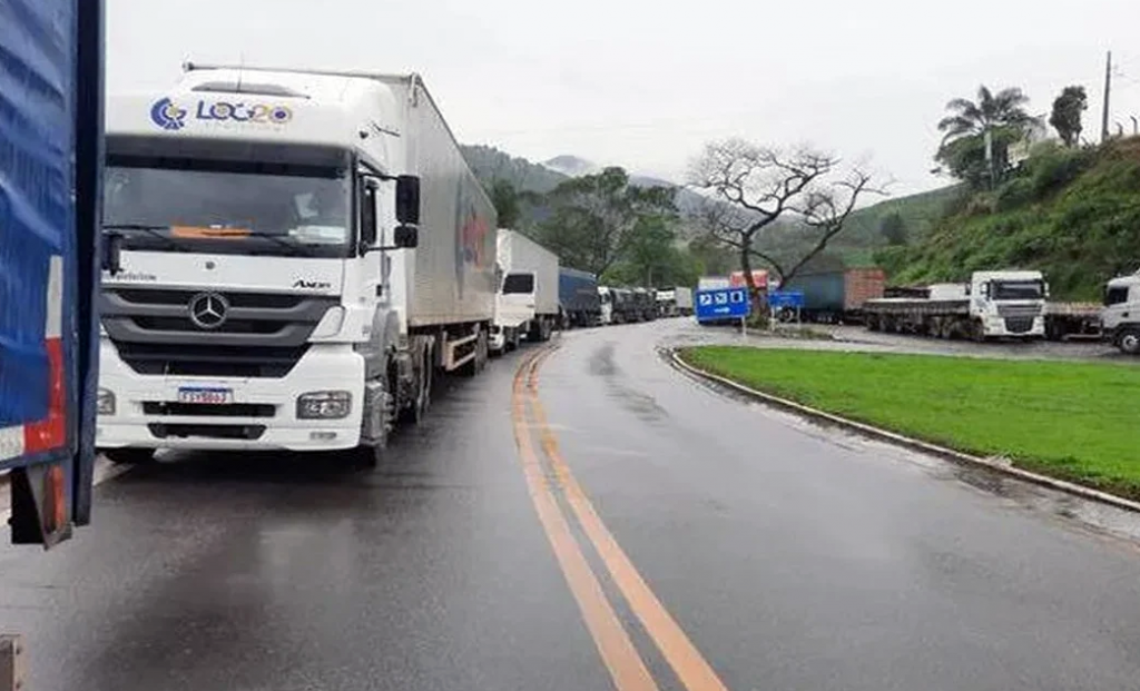 Caminhoneiros fecham estradas no Rio após vitória de Lula