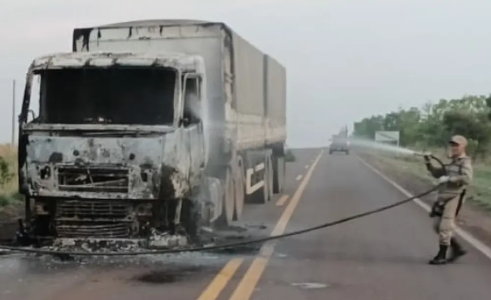 Carreta carregada com milho pega fogo em Canarana