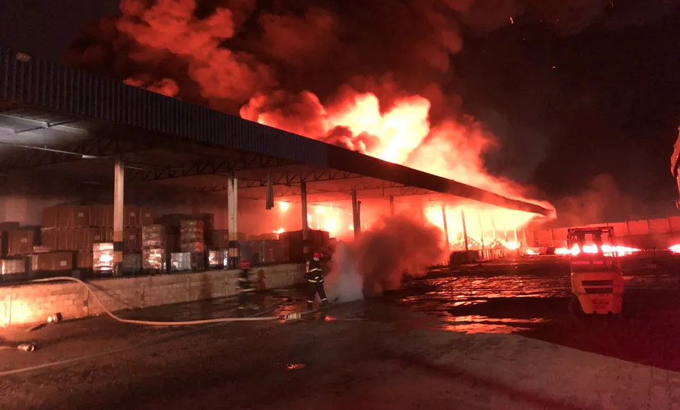 Sorriso | Nove bombeiros e 15 pessoas passam mal por causa de fumaça de incêndio com possível toxicidade