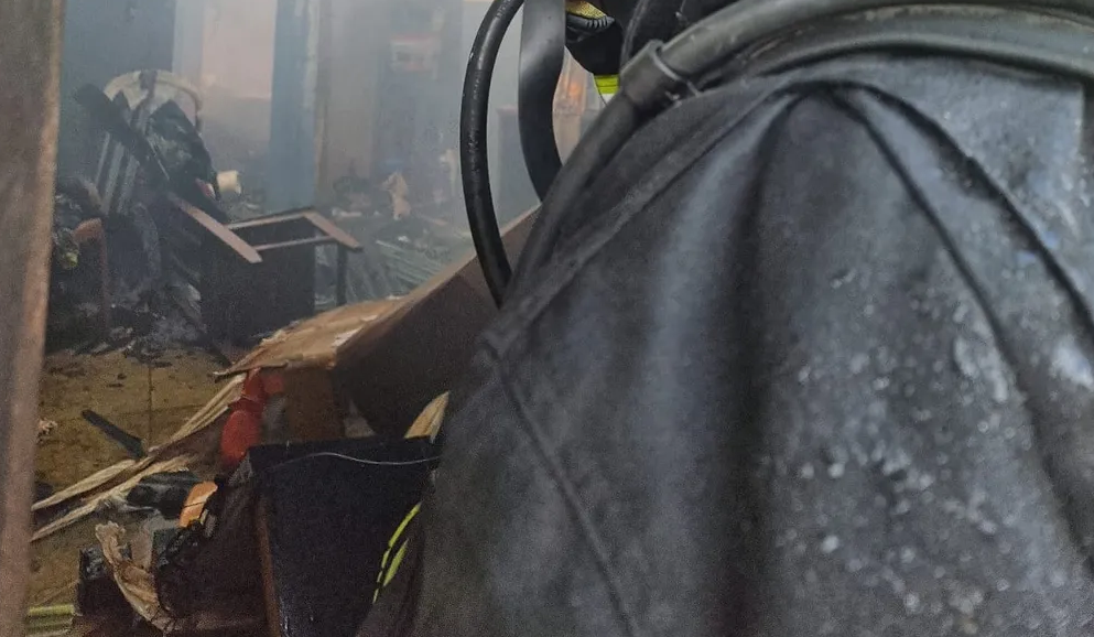 Criança com isqueiro em colchão causa incêndio e destrói casa em Lucas do Rio Verde