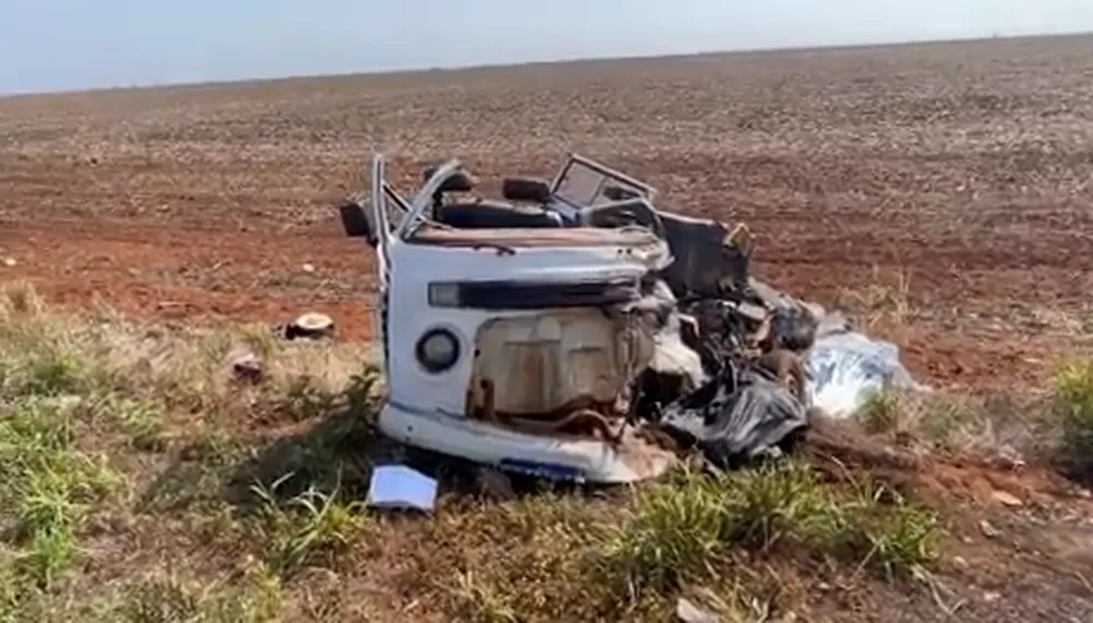 Quatro pessoas morrem e outras quatro ficam feridas em acidente entre carreta e Kombi na BR-364