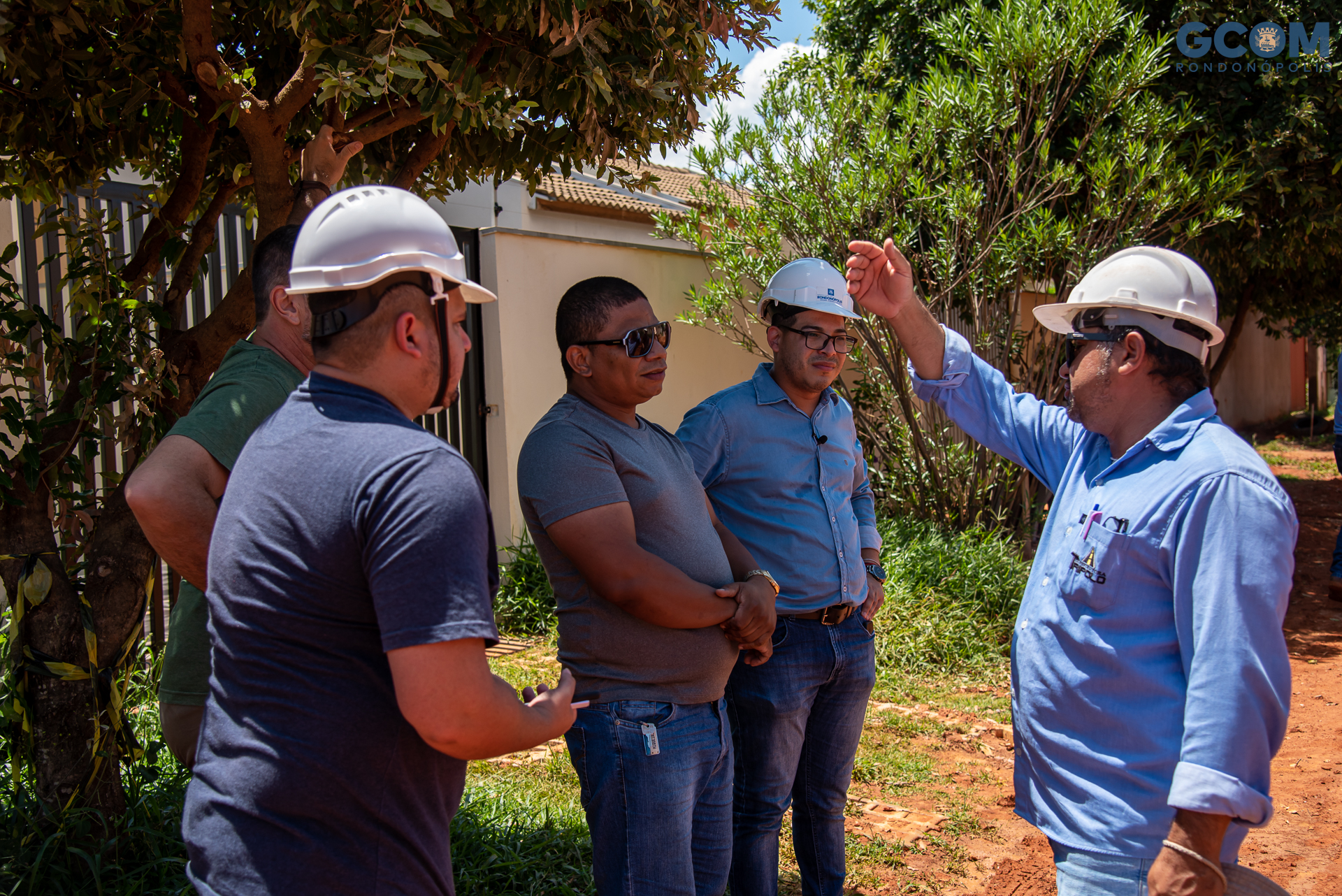 Secretário conversa com moradores e acerta com empresa paliativos no Sagrada Família