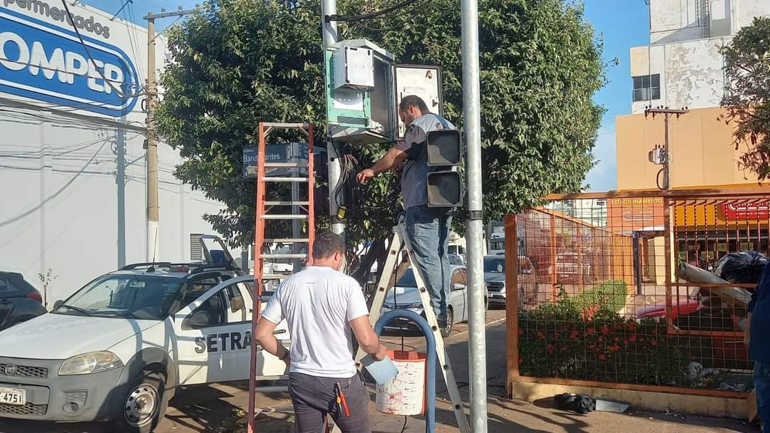 Setrat restabelece sincronização dos semáforos na Avenida Bandeirantes que foram danificados por carreta