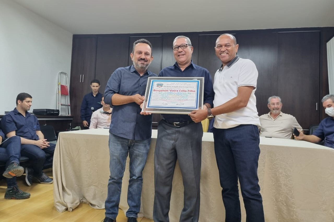 Advogado que atuou na municipalização do Saneamento recebe Título de Cidadão e é homenageado no Sanear