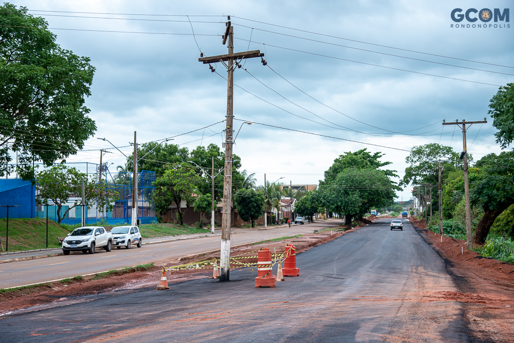 Município aguarda Energisa fazer a remoção de poste em obra