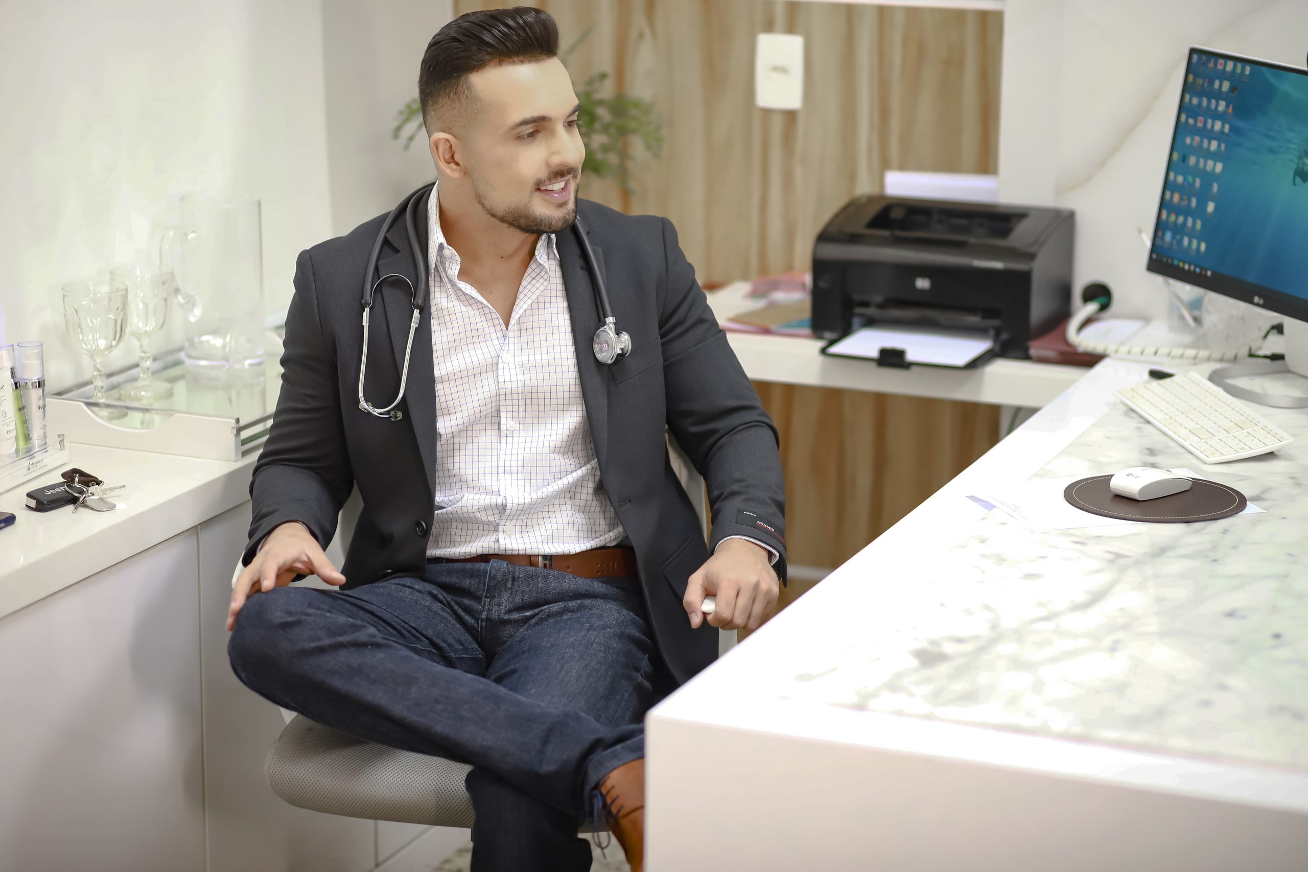 Especialista explica a reposição hormonal para homens e mulheres