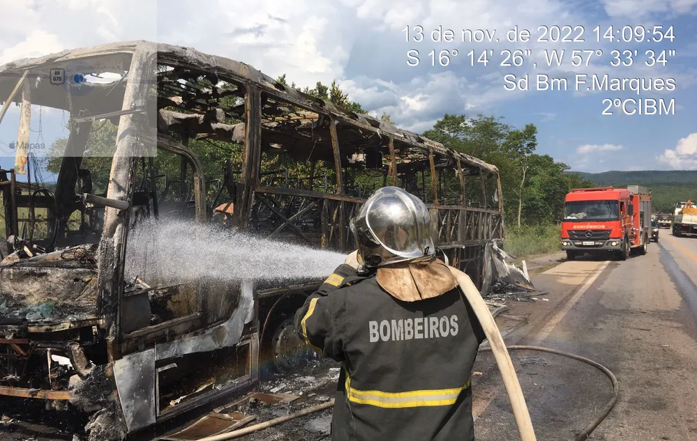 Ônibus pega fogo na BR-070 em Cáceres