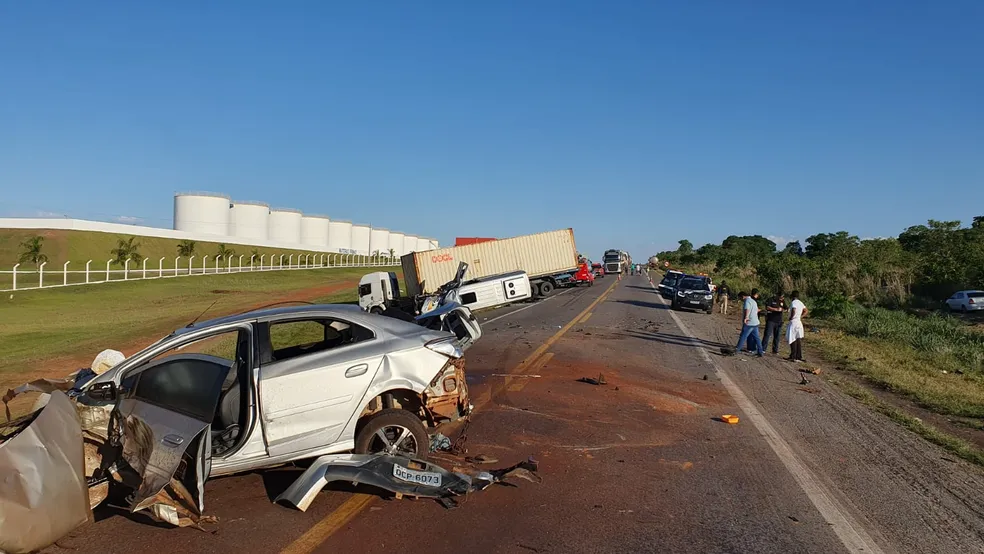 Acidente entre veículos de carga, van e carro deixa 11 feridos na BR-364 em Várzea Grande