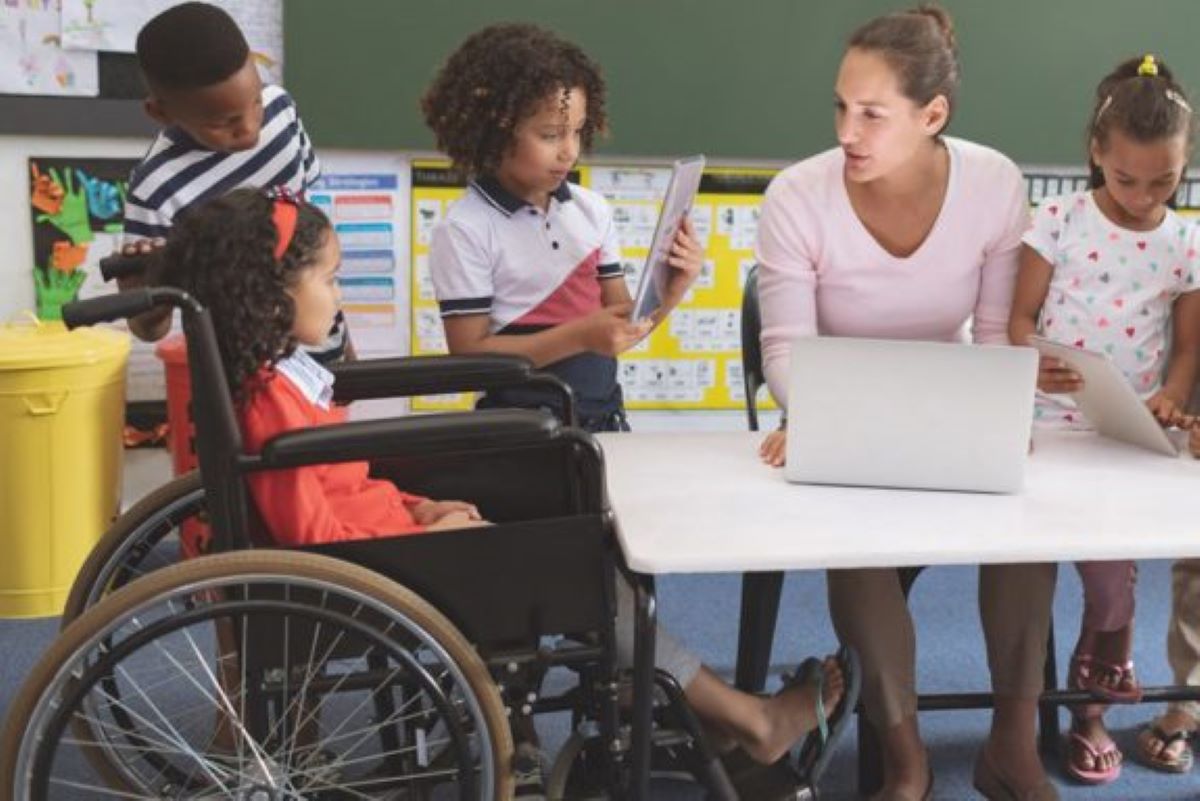 Alunos com deficiência e discriminação no ambiente escolar: entenda como a lei garante os direitos dessas pessoas