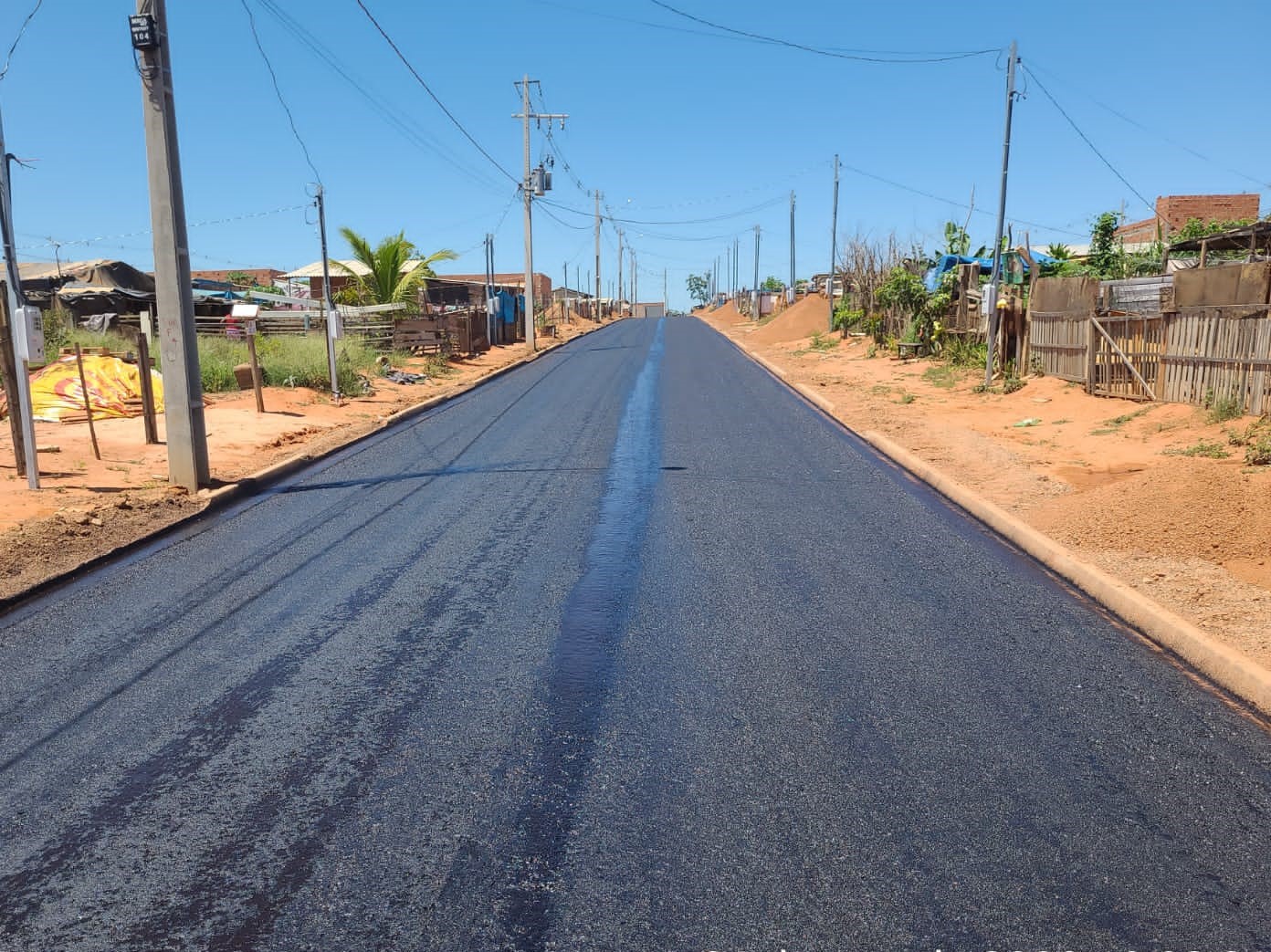 Pavimento asfáltico começa ser aplicado no loteamento Maria Amélia