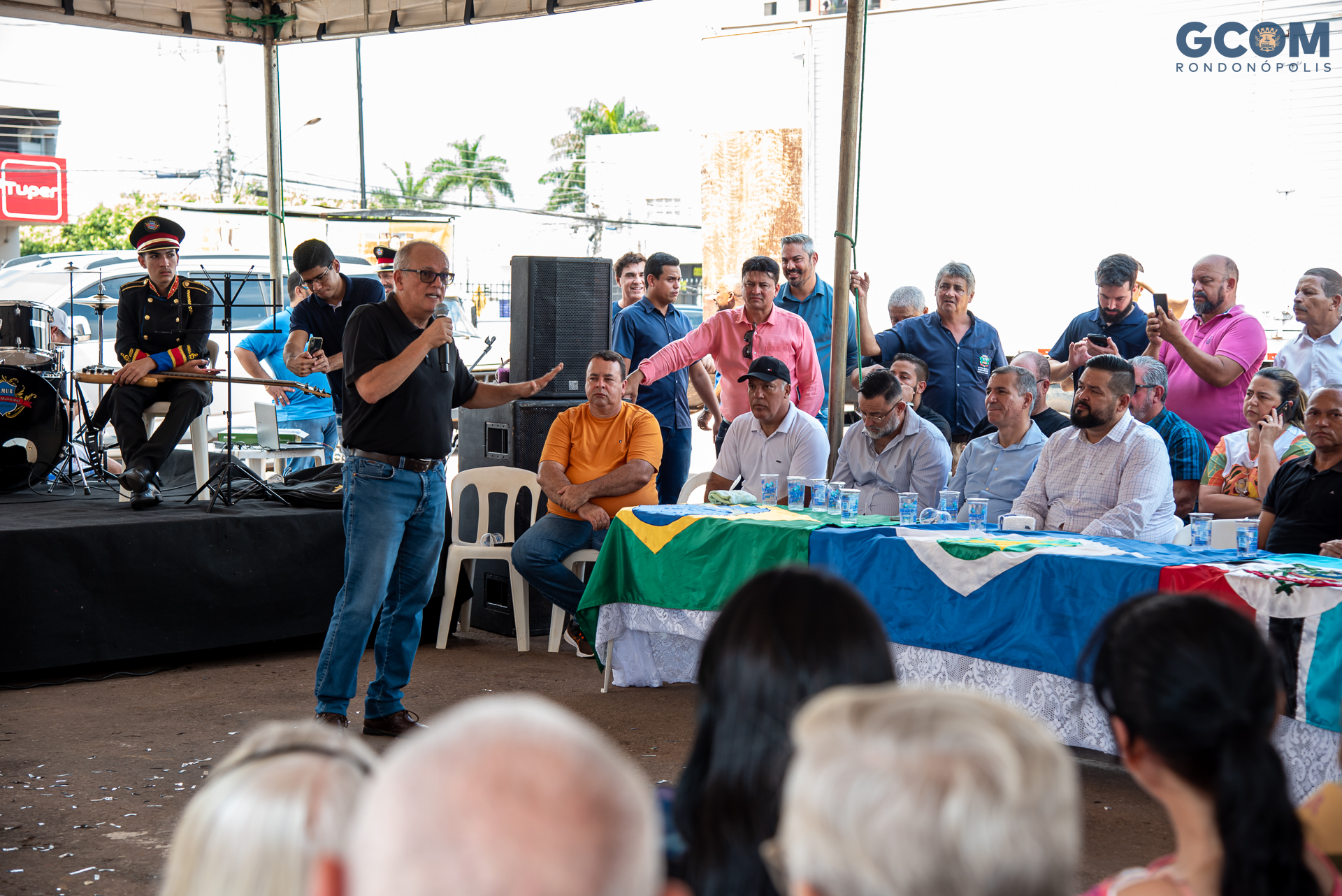 Prefeito entrega reforma da feira da Vila Aurora e assina ordem de serviço para feira da Vila Operária
