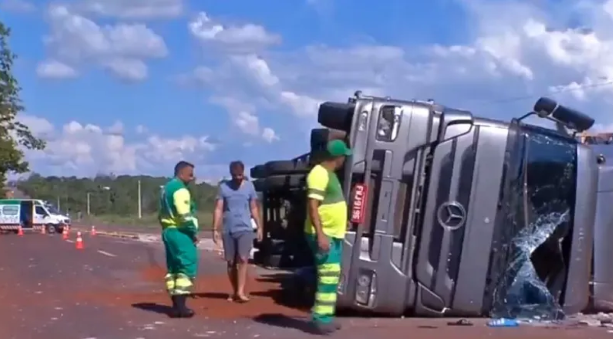 Mato Grosso | Motorista tenta desviar de bloqueio e carreta tomba