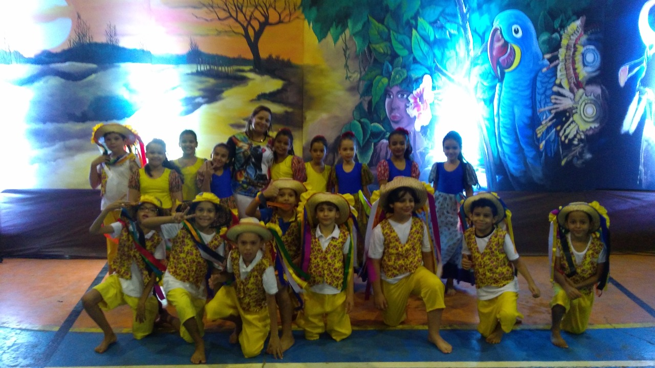 Escola Alcides fecha 2022 com apresentação de alunos na Noite Cultural