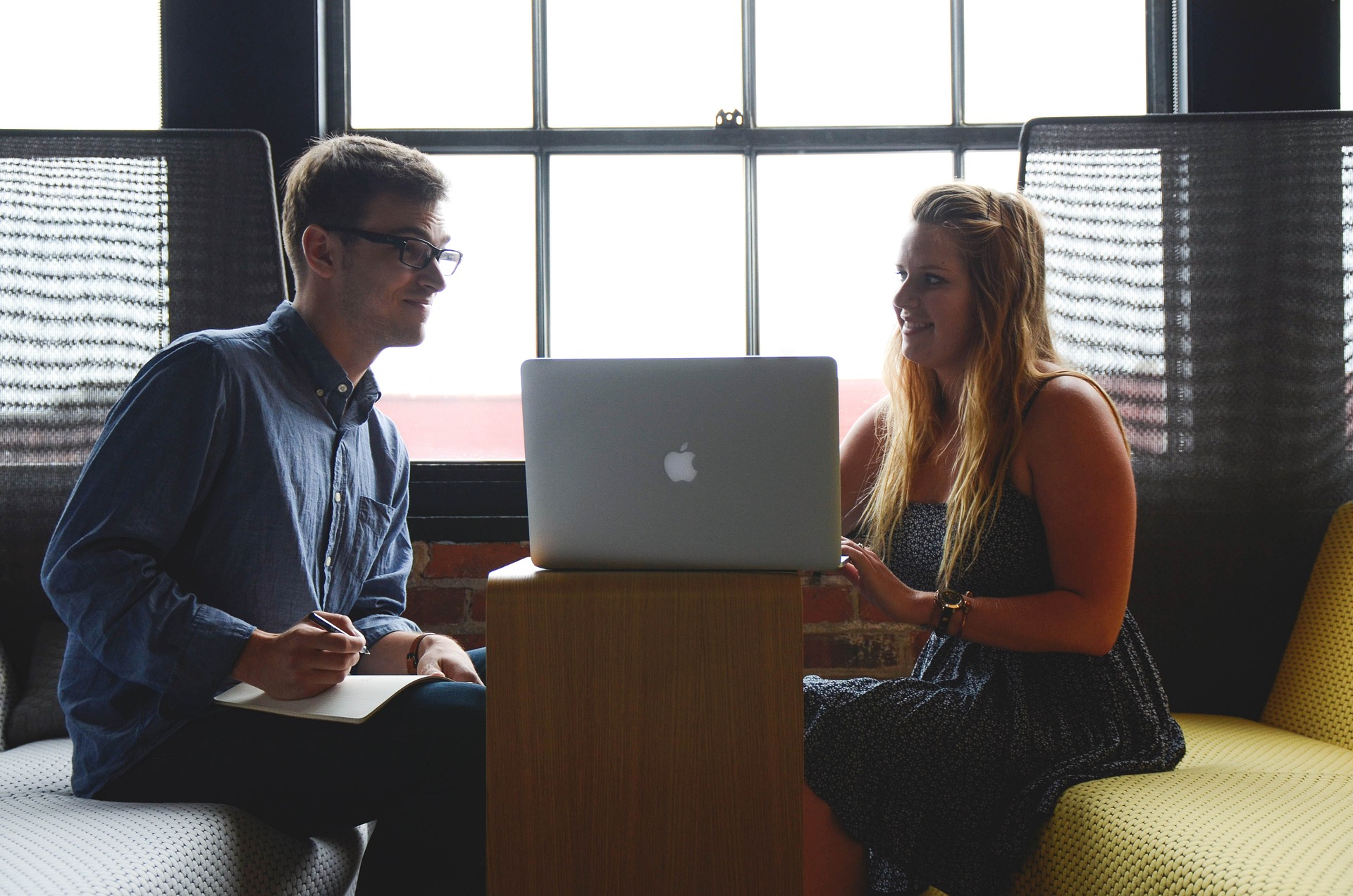 8 dicas sobre como dar feedbacks eficientes para melhorar a performance das equipes no trabalho