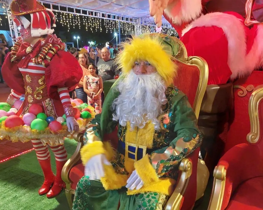Sorriso | Município veste Papai Noel com roupa verde e amarela