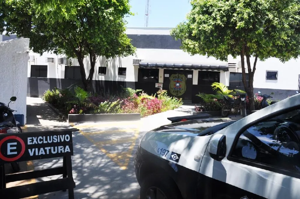 Polícia prende cinco pessoas por envolvimento no assassinato de homem encontrado enrolado em cobertor e rede