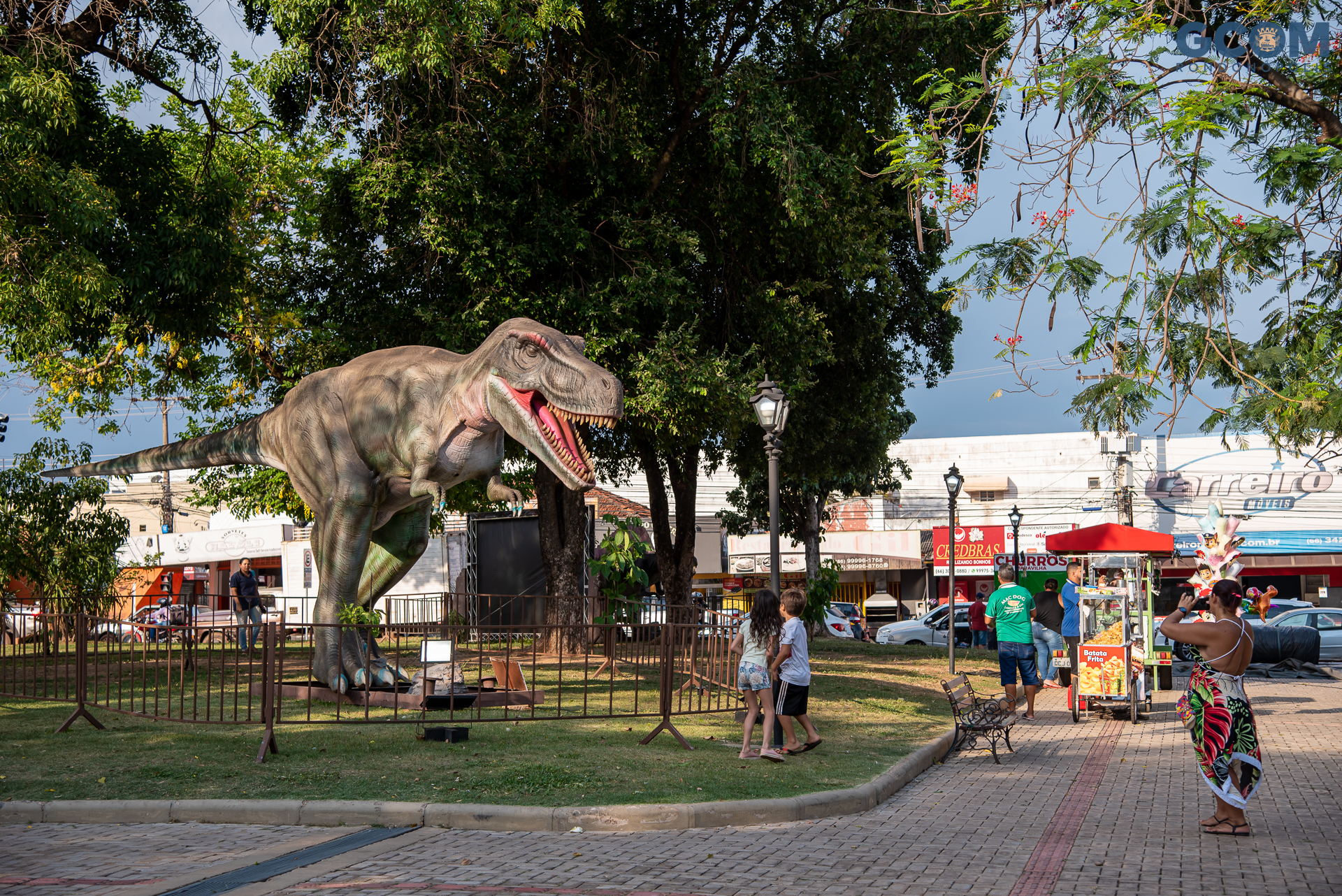 Réplicas de dinossauros são atração na Praça dos Carreiros