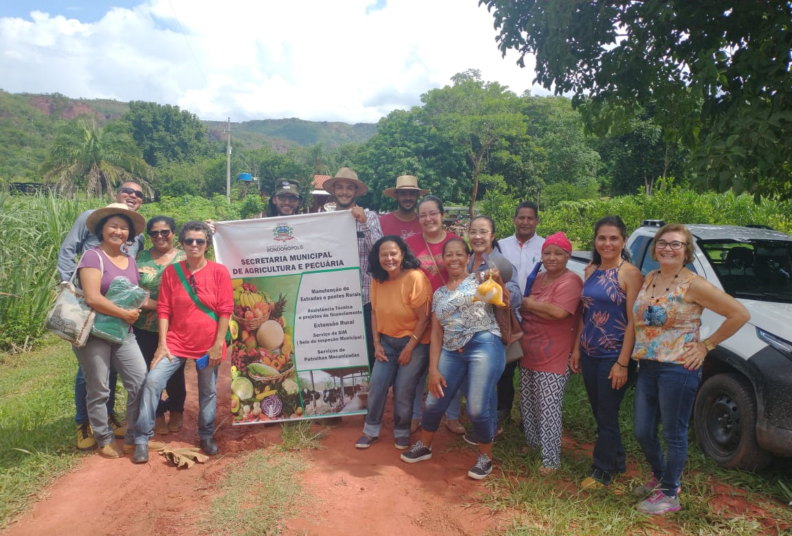 Equipe da Agricultura e produtores participam de Dia de Campo da cultura do maracujá amarelo