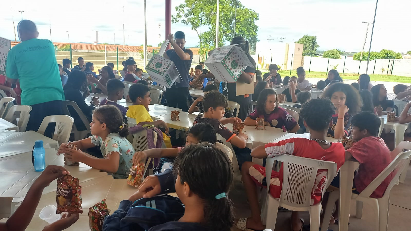 Rondonópolis | Sempras celebra Natal com entrega de panetones para crianças do Serviço de Convivência e Fortalecimento de Vínculos
