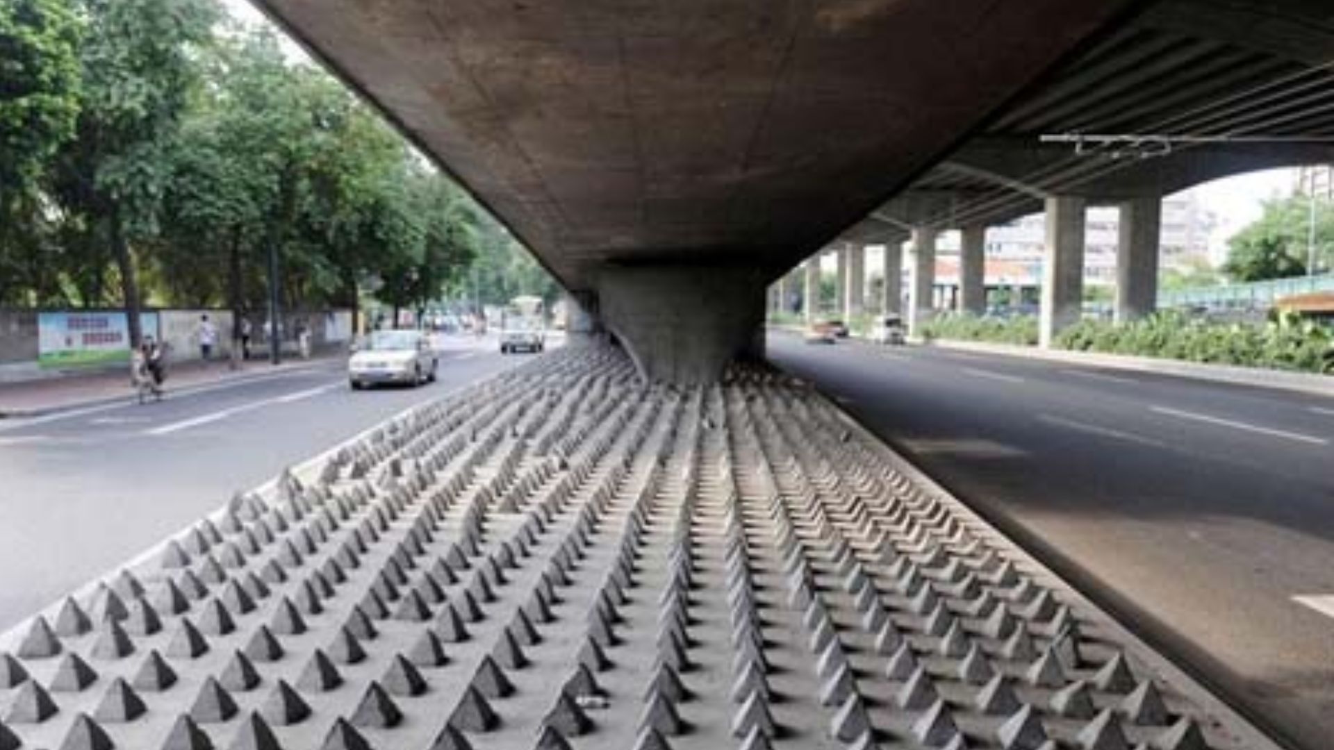 Bolsonaro veta proibição de arquitetura hostil a moradores de rua