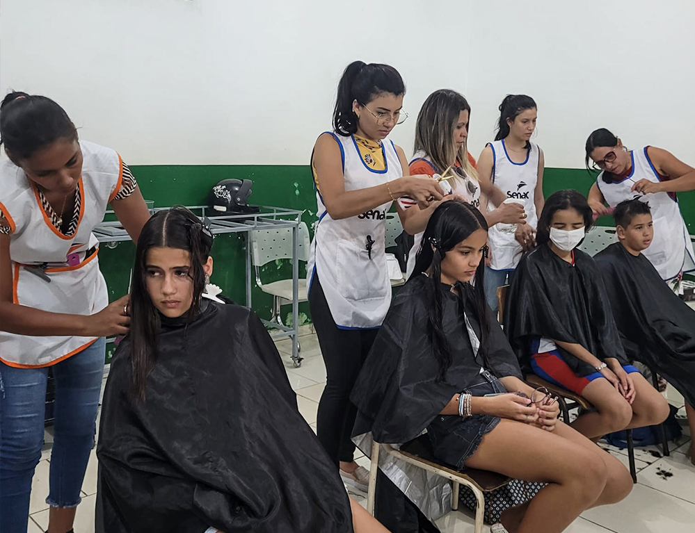 Senac-MT oferece cortes de cabelo, massagem e outros serviços gratuitos de beleza e saúde, neste sábado (3), em Cuiabá