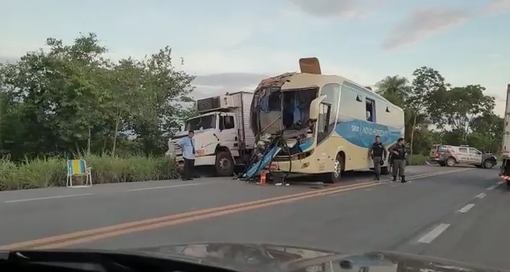 Mato Grosso | Acidente entre ônibus e caminhão deixa sete pessoas feridas