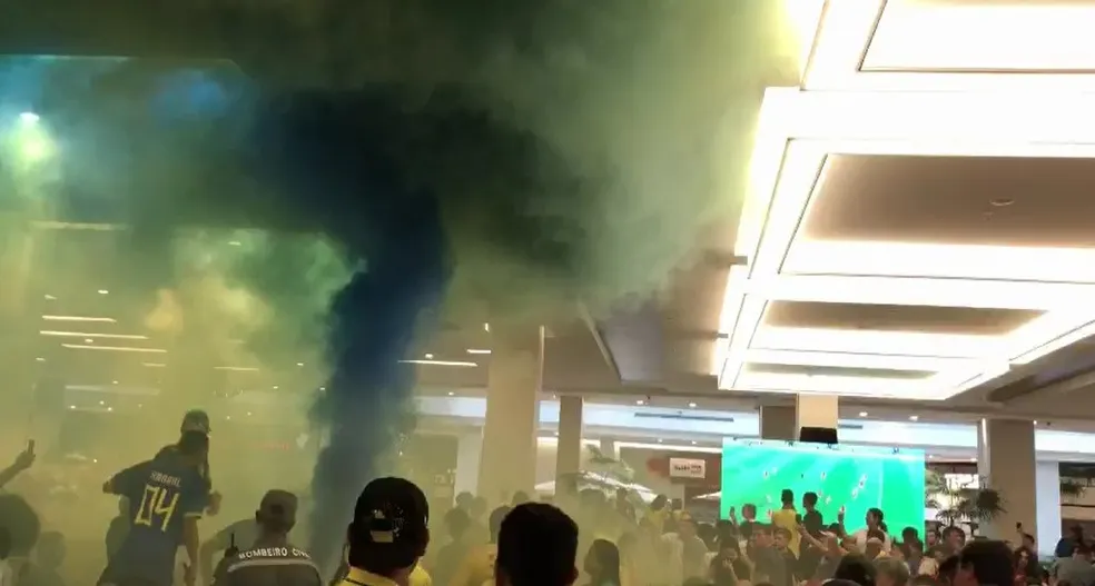 Torcedor acende sinalizador dentro de shopping em Cuiabá e causa tumulto