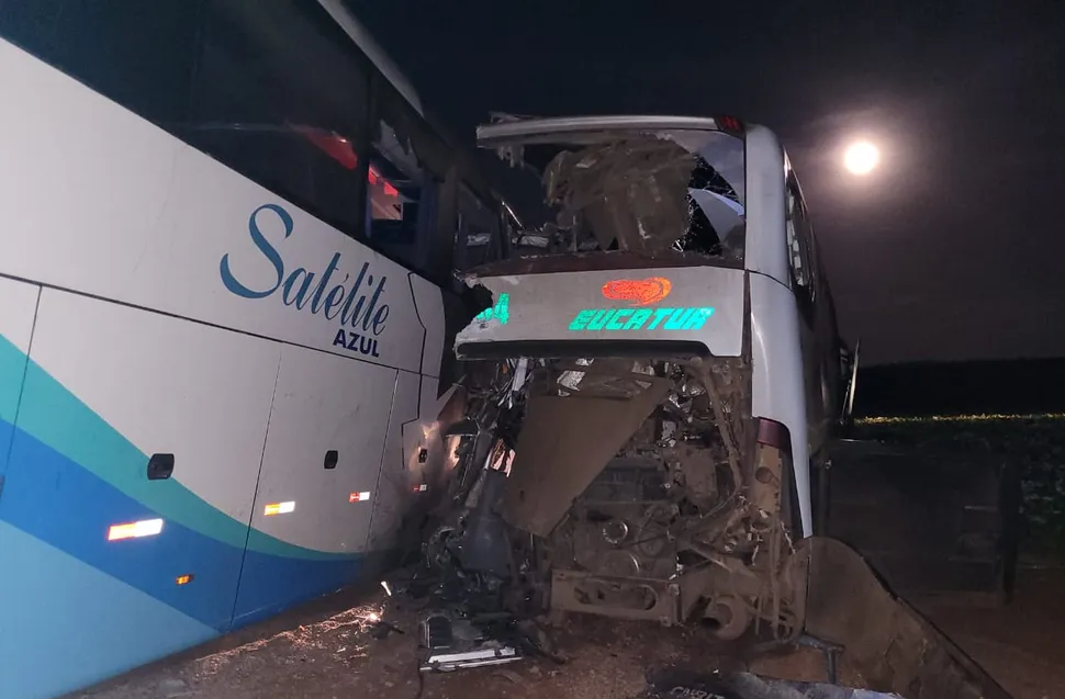 Acidente entre dois ônibus deixa um morto e dez feridos