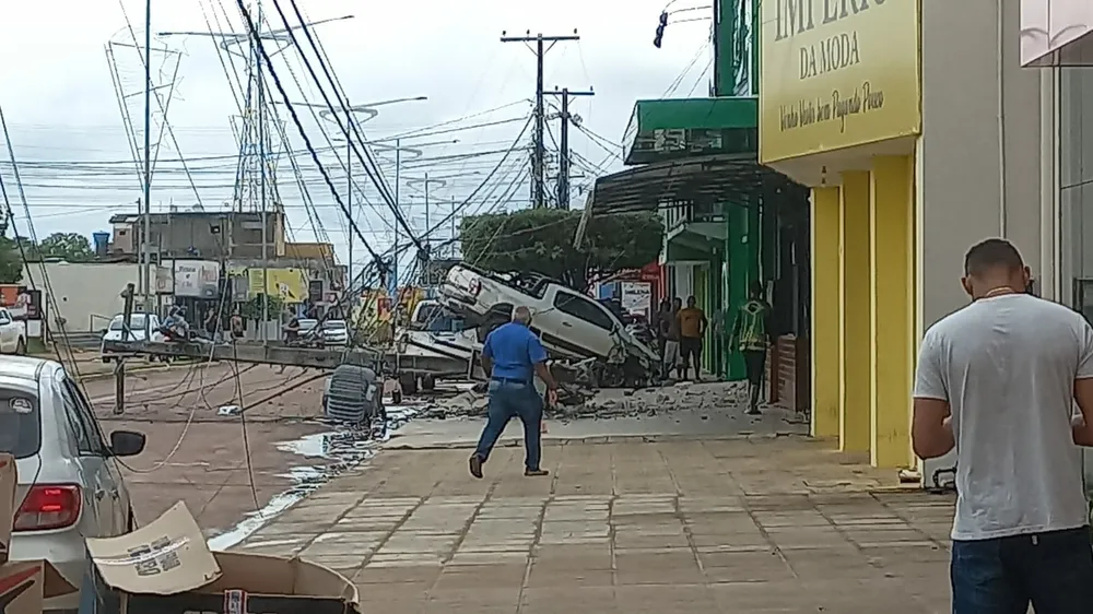 Carro bate em poste e afeta distribuição de energia em Peixoto de Azevedo