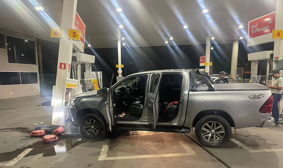 Com caminhonete roubada, motorista tenta fugir de blitz e bate em bomba de posto de combustível