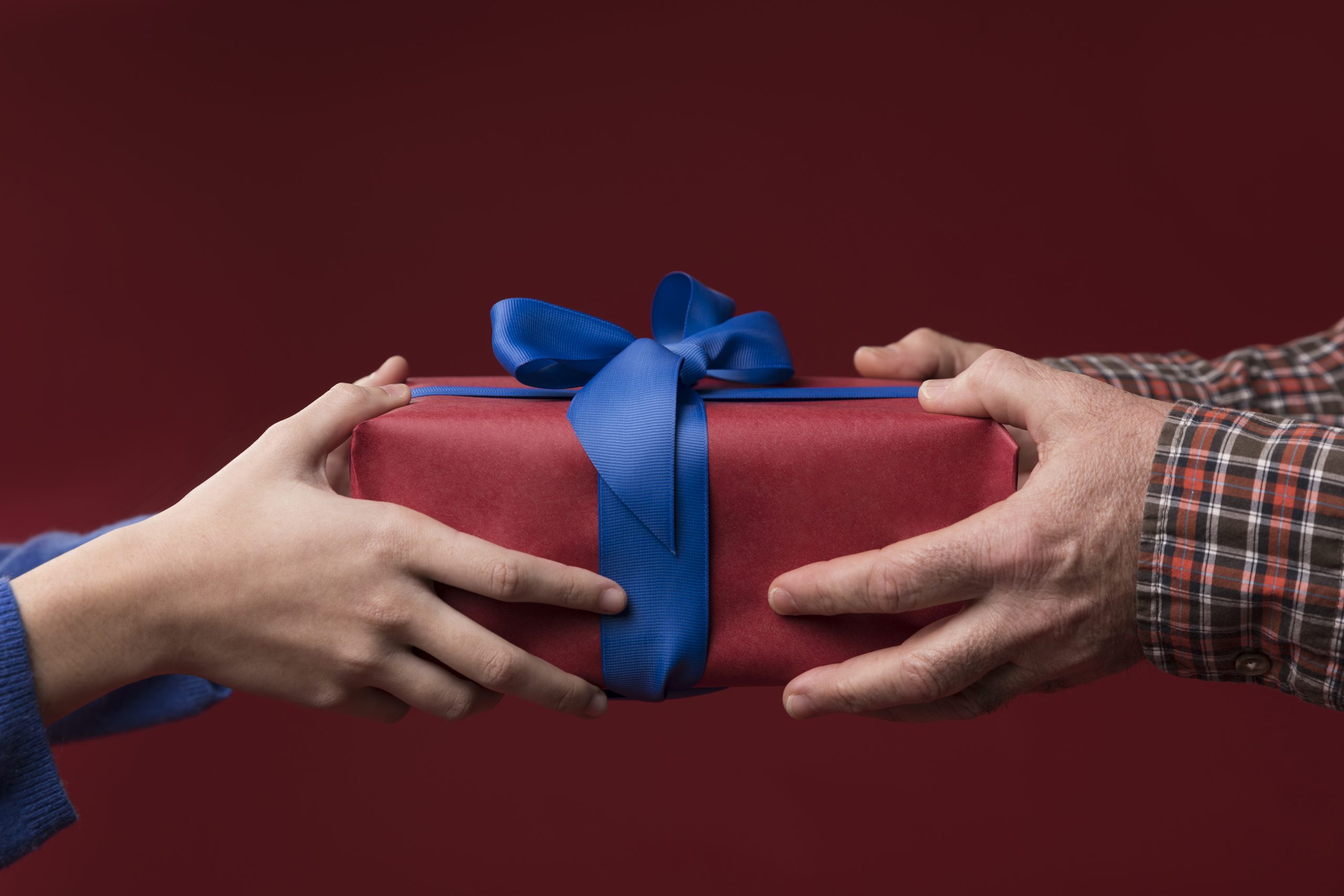 Não sabe o que comprar para o amigo secreto? Veja opções que podem ser adquiridas sem gastar em reais