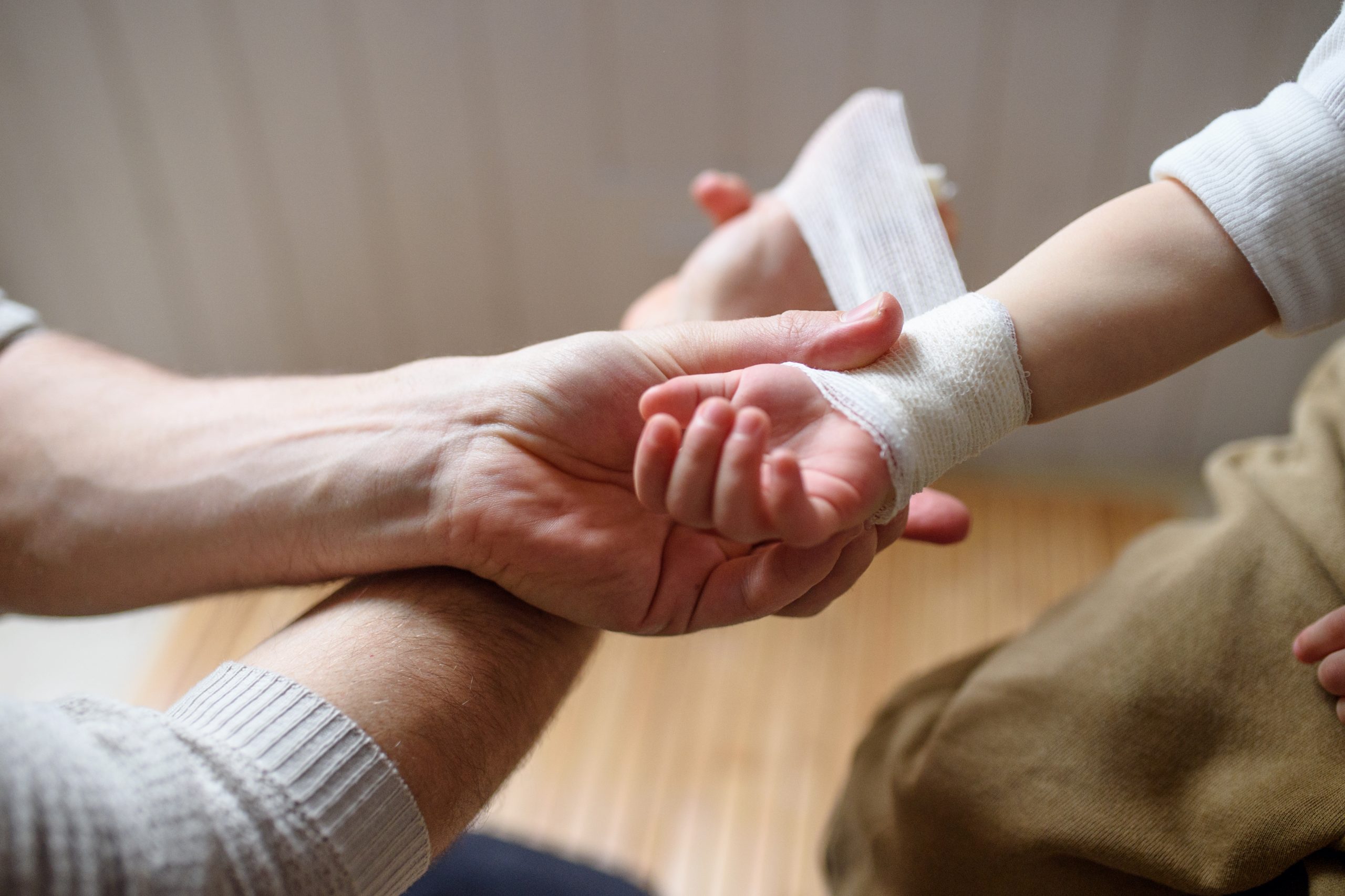 Férias aumentam em 25% casos de acidentes com crianças em casa. Saiba como prevenir