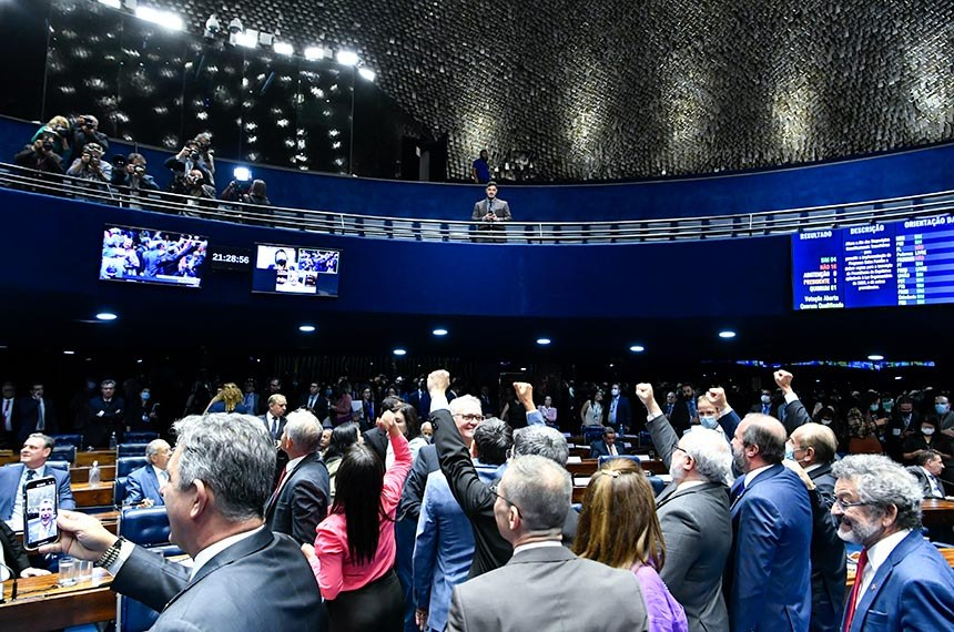 Senado aprova PEC da Transição