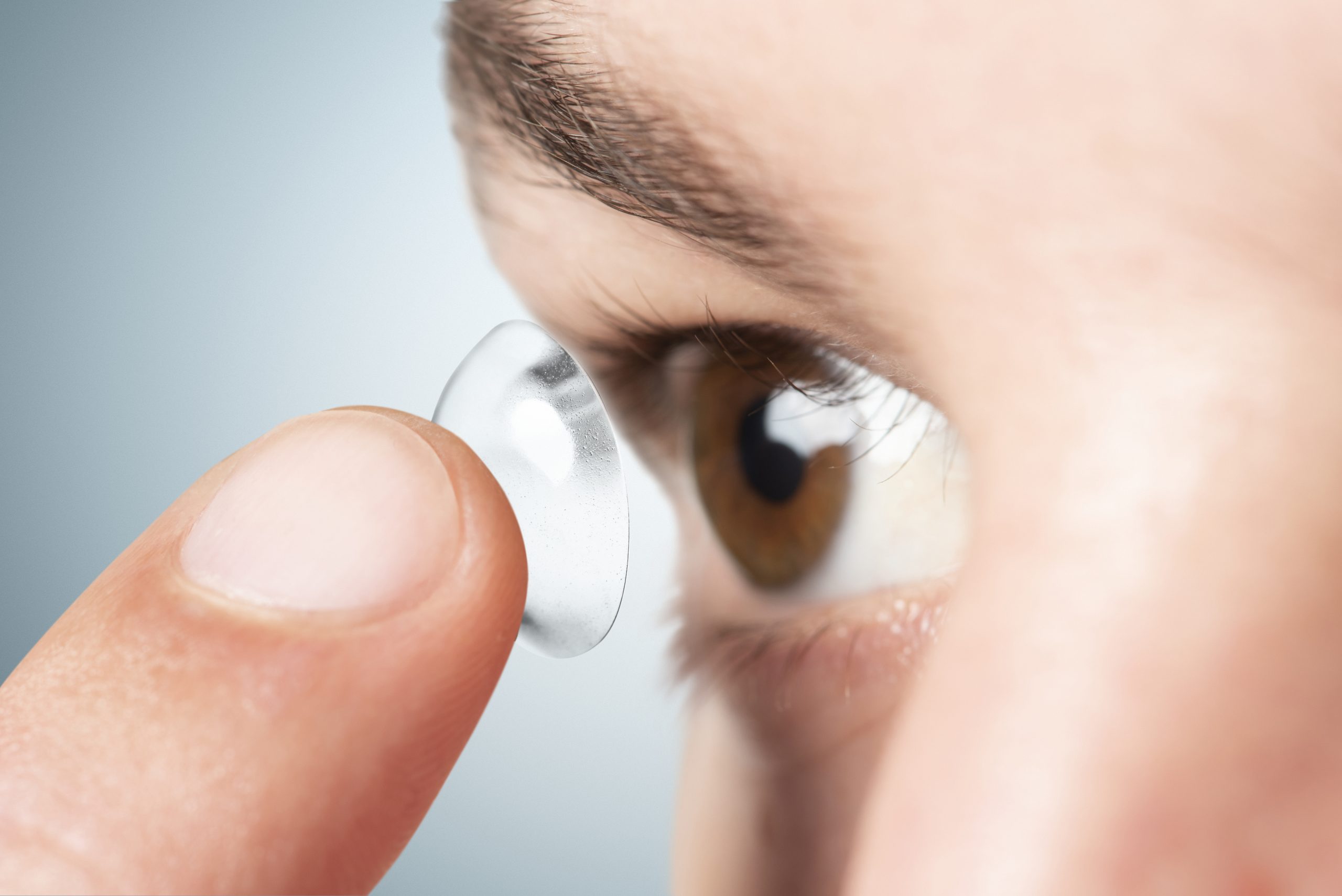 Limpeza das lentes de contato é fundamental para evitar alergias oculares