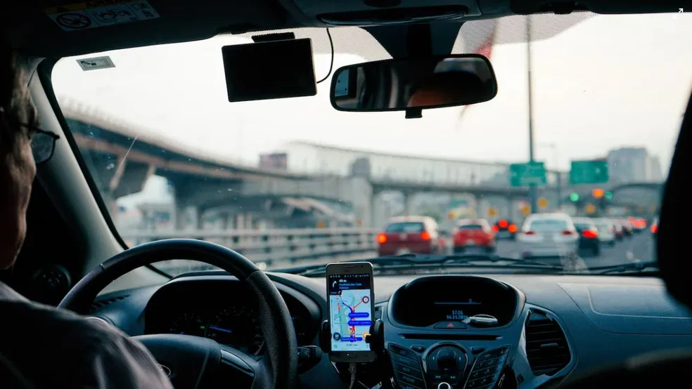 Motorista de app engana idosa em pagamento de corrida e transfere R$ 1 mil para a namorada