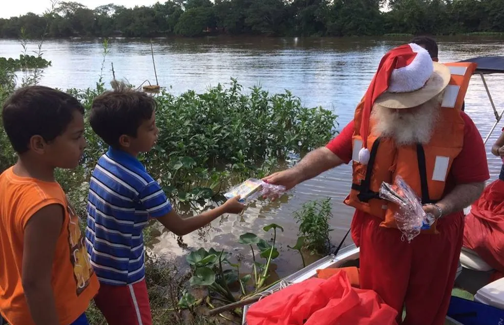 Há 15 anos, historiador se transforma em Papai Noel para entregar brinquedos e livros a crianças ribeirinhasde Mato Grosso