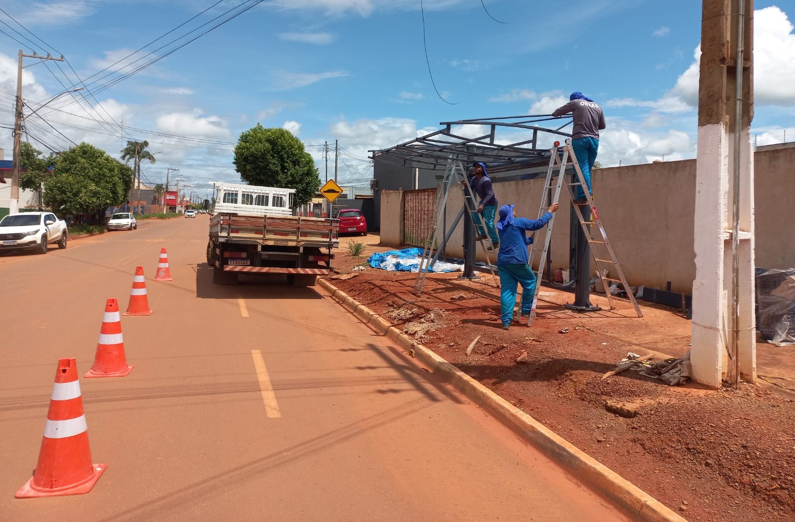 Rondonópolis | Setrat instala 65 novos abrigos para usuários do transporte coletivo urbano